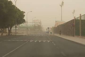 Una densa calima cubre el cielo de Telde (Foto Jesús Ruiz, TA y Antonio Rico)